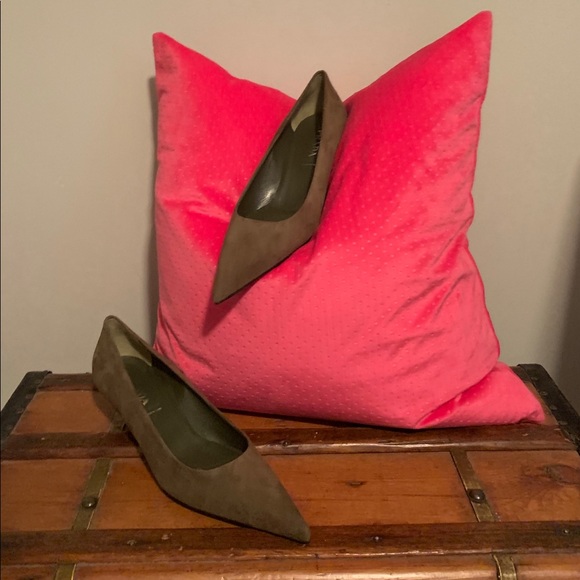 Prada beautiful velvet kitten heels. Excellent $$ - Picture 8 of 8